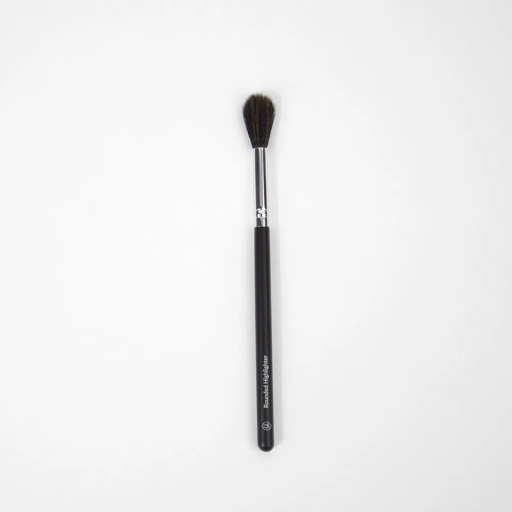 BH Cosmetics Zaokrąglony pędzel do rozświetlacza Rounded Highlighter Brush